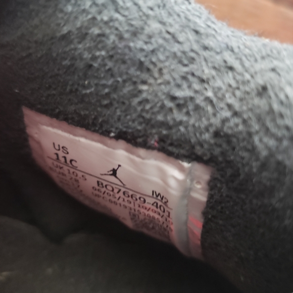 Boys Navy Blue & Black Preowned Jordans - Picture 3 of 6